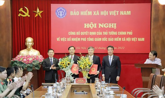 Lãnh đạo Bộ Tài chính, Bảo hiểm xã hội VN trao quyết định của Thủ tướng Chính phủ cho 2 tân Phó Tổng Giám đốc BHXH Việt Nam.