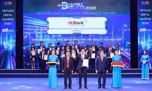 Ông Nguyễn Đức Dũng - Phó Giám đốc Trung tâm Chuyển đổi số HDBank (DTC) - đại diện HDBank nhận giải thưởng.