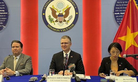 Trợ lý Ngoại trưởng Mỹ Daniel Kritenbrink (giữa) và Đại sứ Mỹ tại Việt Nam Marc Knapper (trái) tại buổi họp báo ngày 12.10. Ảnh: Ngọc Vân