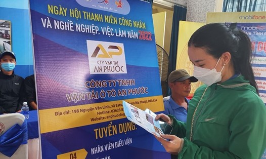 Người lao động tỉnh Đắk Lắk tìm kiếm việc làm tại Ngày hội “Thanh niên công nhân và nghề nghiệp, việc làm tỉnh Đắk Lắk” năm 2022. Ảnh: Bảo Trung