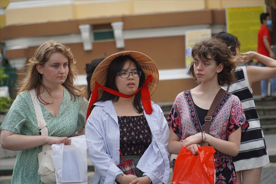 Khách du lịch đến Quận 1, TPHCM để tham quan. Ảnh: LDO.