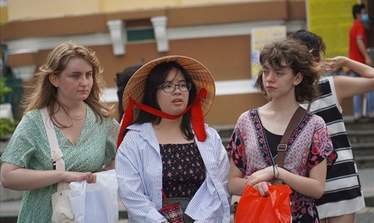 Khách du lịch đến Quận 1, TPHCM để tham quan. Ảnh: LDO.