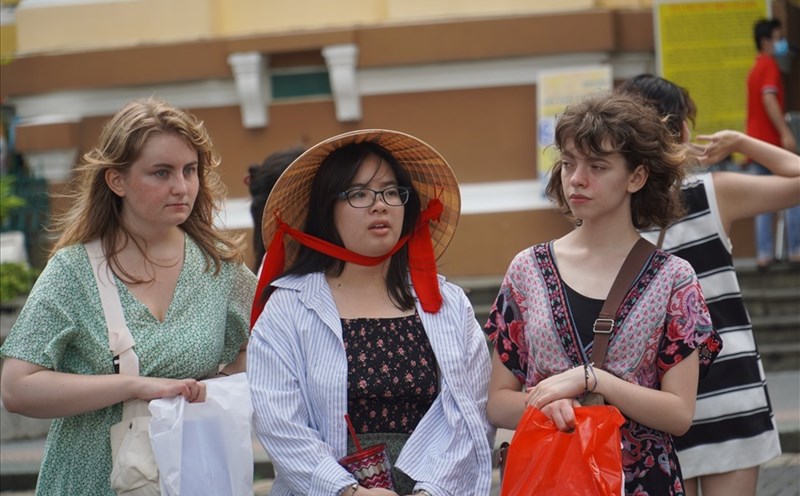 Khách du lịch đến Quận 1, TPHCM để tham quan. Ảnh: LDO.