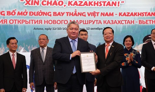 Ông Talgat Tleubekovits –  Chủ tịch Ủy ban Hàng không dân dụng Kazakhstan trao giấy phép cho đại diện Vietjet - Phó Tổng giám đốc Chu Việt Cường và chúc mừng Vietjet khai trương đường bay đầu tiên kết nối Almaty với Nha Trang. Ảnh HP