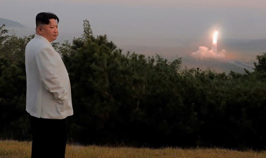Chủ tịch Triều Tiên Kim Jong-un theo dõi vụ phóng tên lửa hành trình ngày 12.10. Ảnh: KCNA/AFP