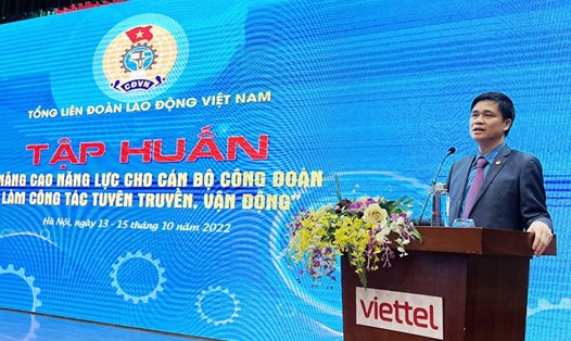 Phó Chủ tịch Tổng Liên đoàn Lao động Việt Nam Ngọ Duy Hiểu khai mạc lớp tập huấn. Ảnh: Quang Hùng