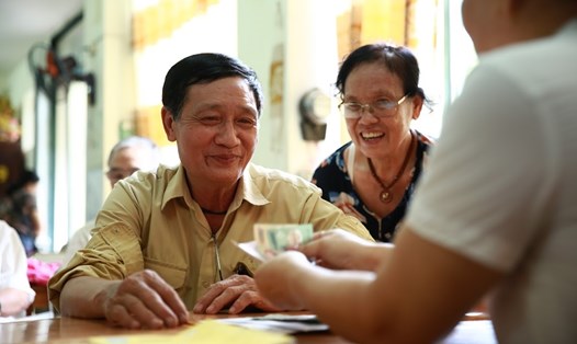 Người dân nhận lương hưu. Ảnh Hải Nguyễn