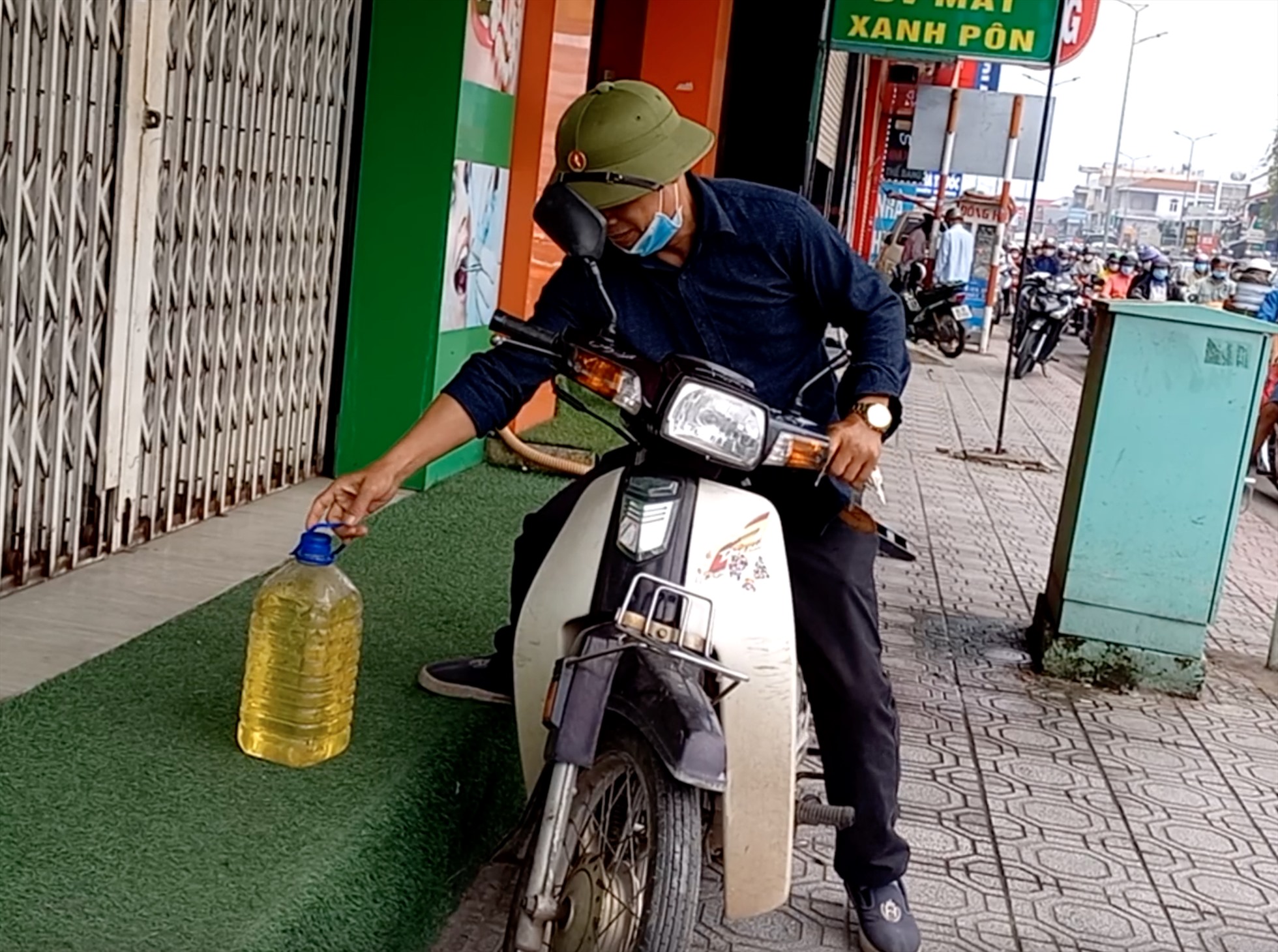 Người dân mua xăng dầu từ cây xăng về tại TP.Biên Hoà, Đồng Nai. Ảnh: Hà Anh Chiến