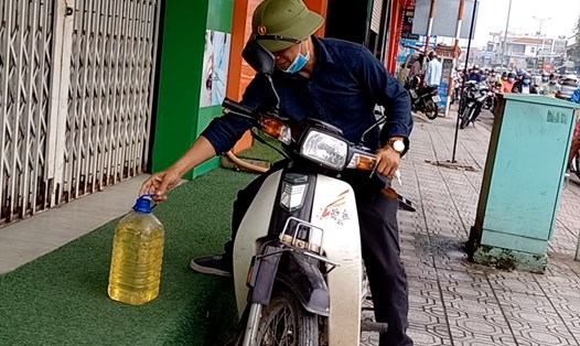 Người dân mua xăng dầu từ cây xăng về tại TP.Biên Hoà, Đồng Nai. Ảnh: Hà Anh Chiến