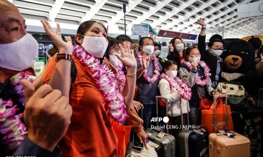 Nhóm khách du lịch đầu tiên đến Đài Loan (Trung Quốc) sau khi nới lỏng các hạn chế. Ảnh: AFP