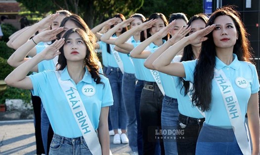 Các thí sinh Hoa hậu biển đảo Việt Nam năm 2022 dự Lễ thượng cờ tại cột cờ Tổ quốc trên đảo Cô Tô. Ảnh: Đoàn Hưng
