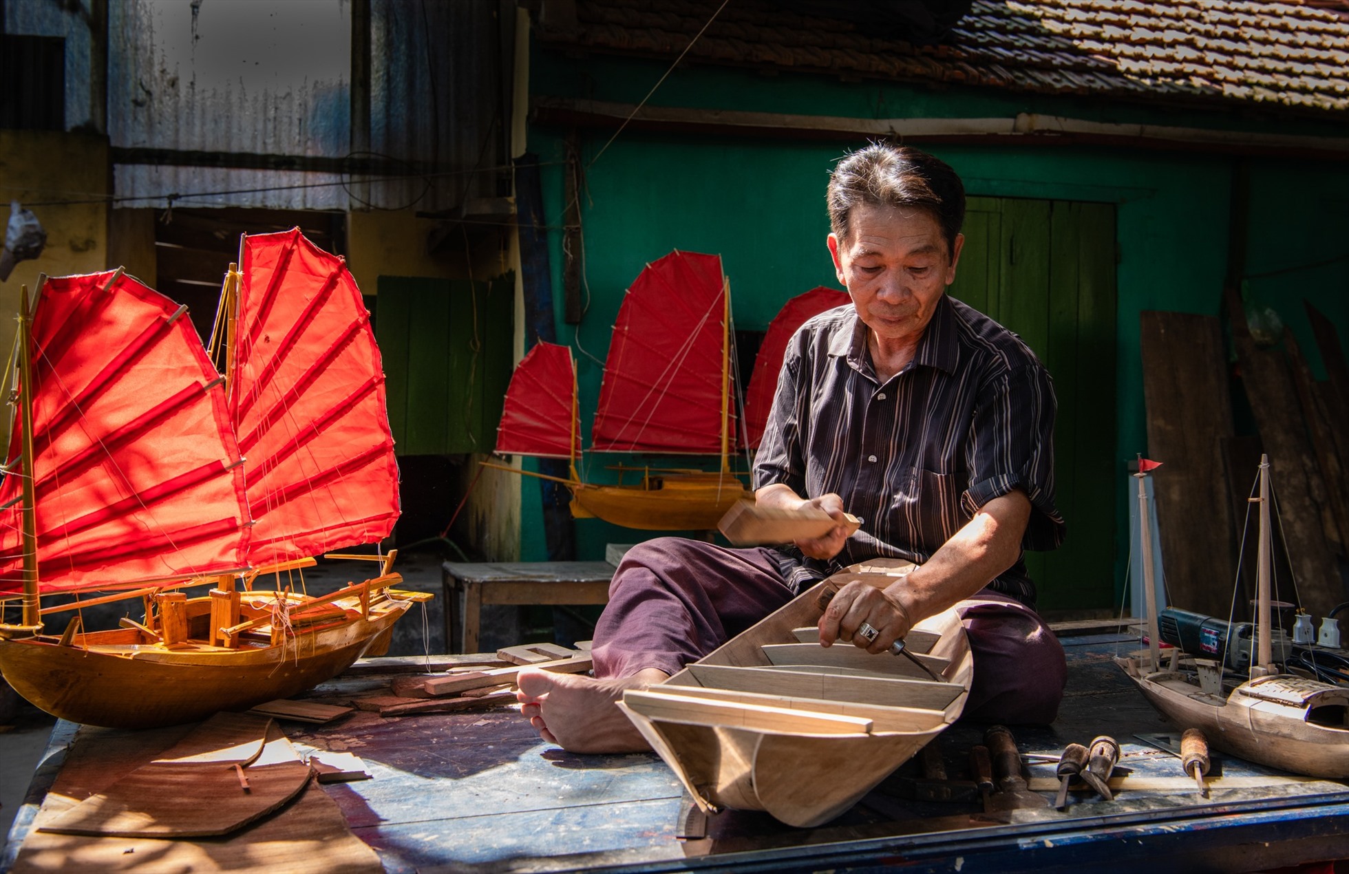 Quảng Ninh: Truyền nhân đời thứ 17 đóng thuyền buồm chạy ngược gió