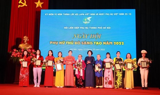 10 phụ nữ tiêu biểu được trao tặng Danh hiệu Phụ nữ Thủ đô tiêu biểu năm 2022. Ảnh: Thủy Tiên