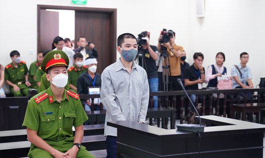 Với hành vi gây ra cái chết cho bé gái 3 tuổi, Nguyễn Trung Huyên (đứng trước bục khai báo) bị đề nghị mức án cao nhất. Ảnh: V.D