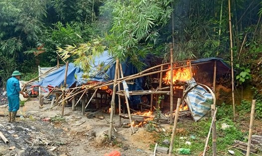 Lực lượng chức năng huyện Đắk Glong tiêu hủy lán trại mà các đối tượng khai thác vàng trái phép sử dụng để ẩn náu, sinh hoạt. Ảnh: N.T.