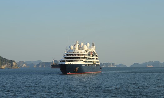 Tàu Le Lapérouse đang tiến vào Cảng tàu du lịch quốc tế Hạ Long. Ảnh: Nguyễn Hùng