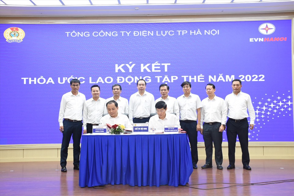 Ông Nguyễn Danh Duyên - Tổng Giám đốc và ông Phùng Lê Dũng - Chủ tịch Công đoàn EVNHANOI ký kết thỏa ước lao động tập thể năm 2022. Ảnh: Vân Anh