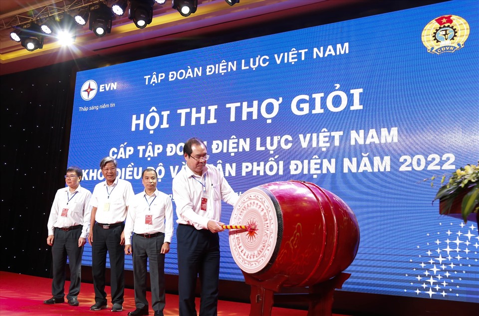 Ông Đỗ Đức Hùng - Chủ tịch Công đoàn Điện lực Việt Nam thực hiện nghi thức đánh trống khai mạc Hội thi. Ảnh: Đắc Cường
