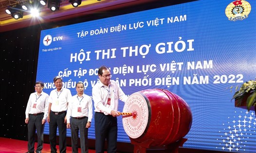 Ông Đỗ Đức Hùng - Chủ tịch Công đoàn Điện lực Việt Nam thực hiện nghi thức đánh trống khai mạc Hội thi. Ảnh: Đắc Cường
