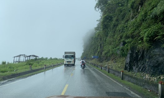 Sương mù thường xuyên xuất hiện trên Quốc lộ 6 đoạn qua Hòa Bình, Sơn La. Ảnh: Minh Nguyễn