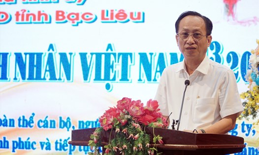 Chủ tịch UBND tỉnh Bạc Liêu Phạm Văn Thiều nói chuyện với các doanh nghiệp tại tỉnh Bạc Liêu. Ảnh: Nhật Hồ