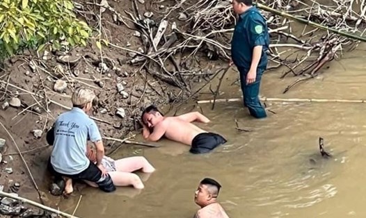 Chủ tịch UBND tỉnh Đắk Nông đã khen thưởng đột xuất 2 thanh niên dũng cảm nhảy xuống dòng nước chảy xiết trên sông Sêrêpốk để cứu người phụ nữ tự tử. Ảnh: NDCC
