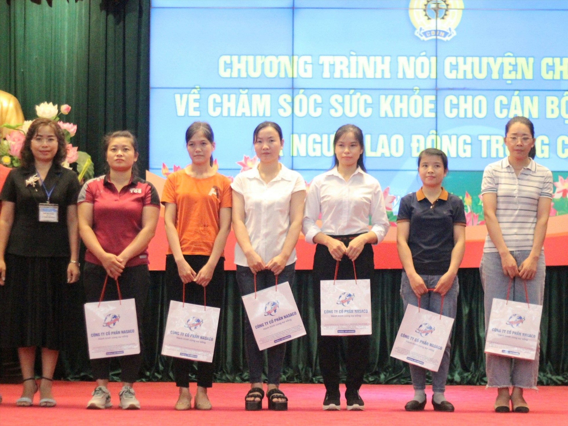 Đoàn viên Công đoàn CAND có hoàn cảnh khó khăn được nhận quà tại chương trình.