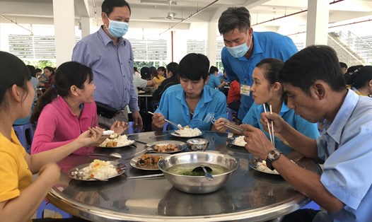 LĐLĐ TP. Đà Nẵng chủ động tìm hiểu, thương lượng để nâng chất lượng bữa ăn ca cho người lao động. Ảnh: P.Linn