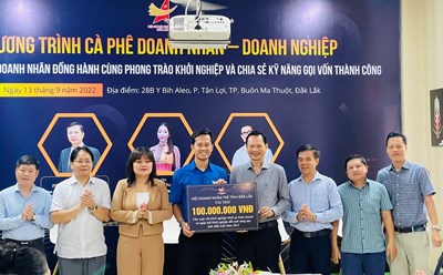 Lãnh đạo Hội doanh nhân trẻ tỉnh Đắk Lắk trao kinh phí tài trợ cho cuộc thi khởi nghiệp, khởi sự kinh doanh tỉnh Đắk Lắk năm 2022. Ảnh: B.T