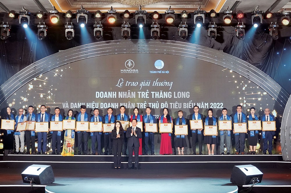 Các doanh nhân trẻ Hà Nội được vinh danh nhân ngày Doanh nhân Việt Nam, tháng 10.2022. Ảnh: TL