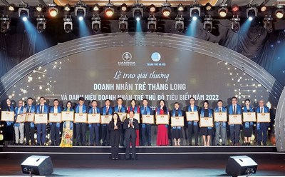 Các doanh nhân trẻ Hà Nội được vinh danh nhân ngày Doanh nhân Việt Nam, tháng 10.2022. Ảnh: TL