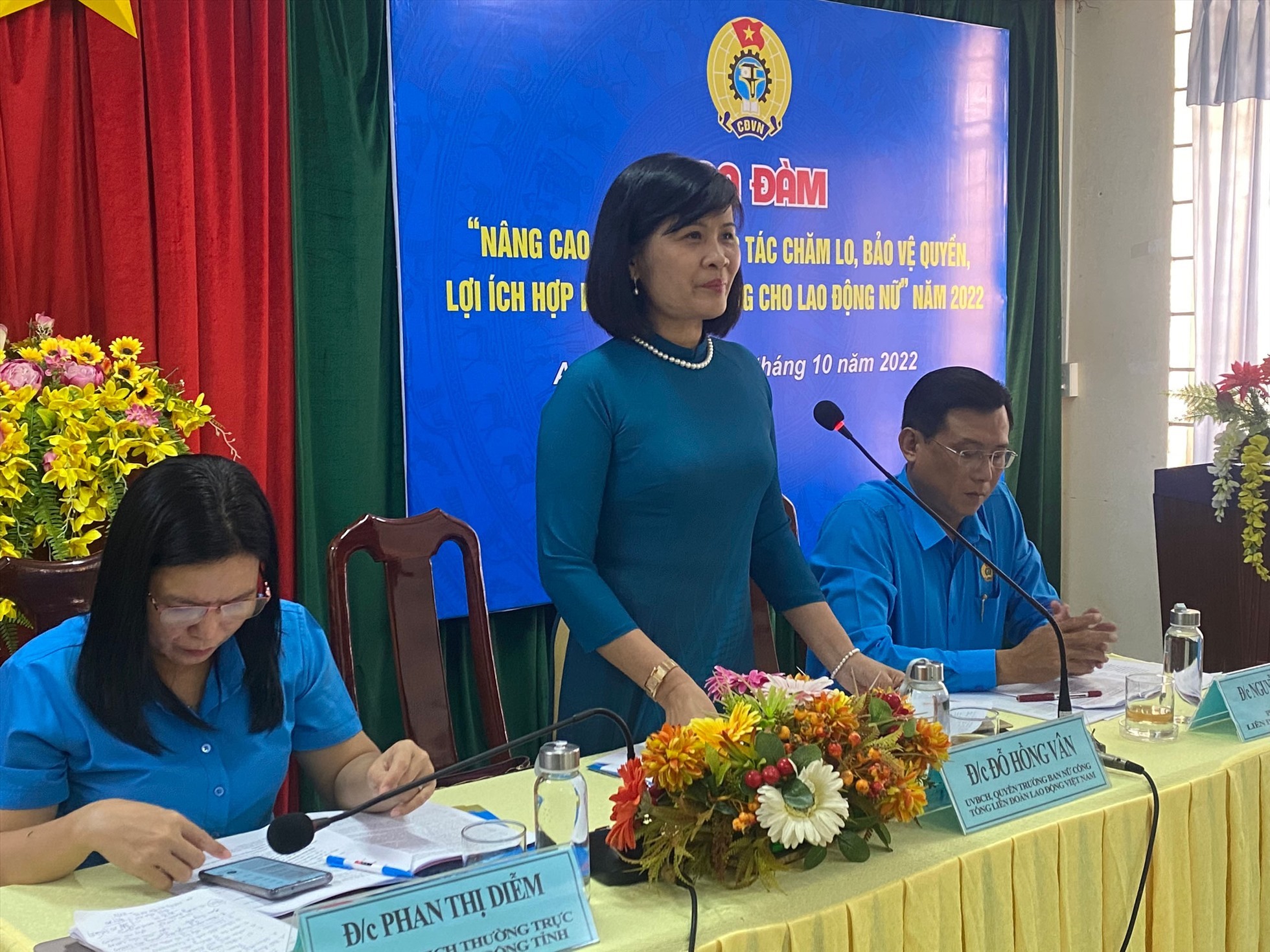 Bà Đỗ Hồng Vân - quyền trưởng Ban Nữ công Tổng LĐLĐVN - có nhiều ý kiến chia sẻ tâm huyết tại buổi tọa đàm. Ảnh: C.T