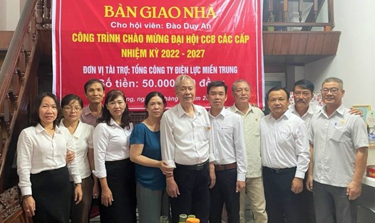 EVNCPC, PC Đà Nẵng cùng đại diện chính quyền địa phương chung vui cùng gia đình ông Đào Duy An. Ảnh: Thành Nhân