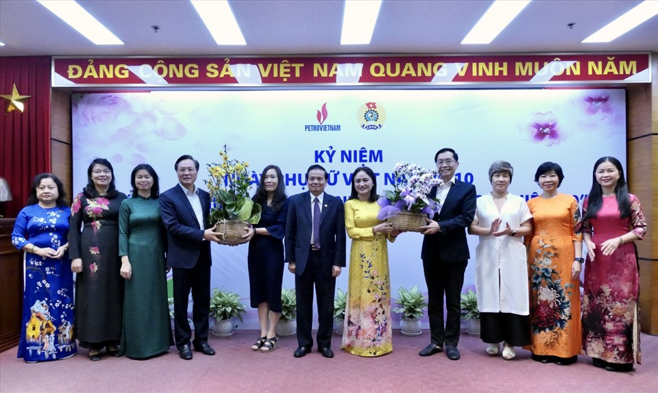 Đại diện lãnh đạo Petrovietnam chúc mừng tại buổi nói chuyện chuyên đề “Phụ nữ thời công nghiệp 4.0”. Ảnh: CĐN