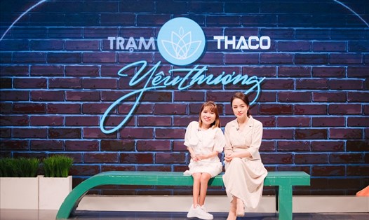 Cô gái khuyết tật Nguyễn Thị Huyền làm khách mời trong chương trình "Trạm yêu thương". Ảnh: VTV
