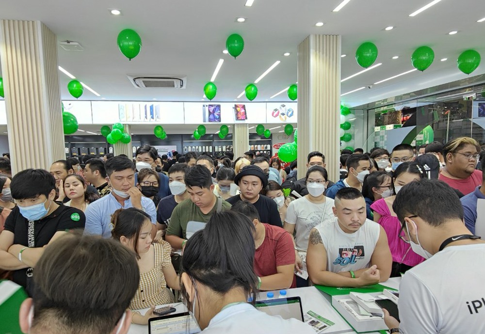 Đông đảo iFans chờ nhận máy iPhone 14 sau thời điểm 12 giờ đêm 13.10 tại siêu thị của 24hStore. Ảnh: TL.