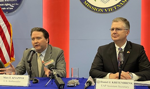 Đại sứ Mỹ Marc Knapper (trái) và Trợ lý Ngoại trưởng Mỹ Daniel Kritenbrink. Ảnh: Ngọc Vân