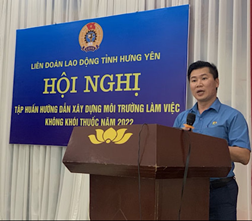 Ông Hoàng Xuân Hào, Phó Chủ tịch Thường trực LĐLĐ tỉnh phát biểu tại buổi tập huấn hướng dẫn môi trường làm việc không khói thuốc. Ảnh: Thu Nguyệt