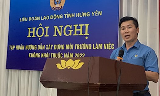 Ông Hoàng Xuân Hào, Phó Chủ tịch Thường trực LĐLĐ tỉnh phát biểu tại buổi tập huấn hướng dẫn môi trường làm việc không khói thuốc. Ảnh: Thu Nguyệt