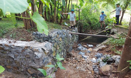 Cơ quan chức năng huyện Kỳ Sơn (Nghệ An) kiểm tra hiện trạng người dân lấn chiếm dòng suối. Ảnh: QĐ