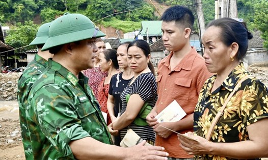 Đại tá Nguyễn Công Lực, Chỉ huy trưởng BĐBP Nghệ An thăm hỏi bà con bị thiệt hại nặng tại bản Hoà Sơn, xã Tà Cạ. Ảnh: HT