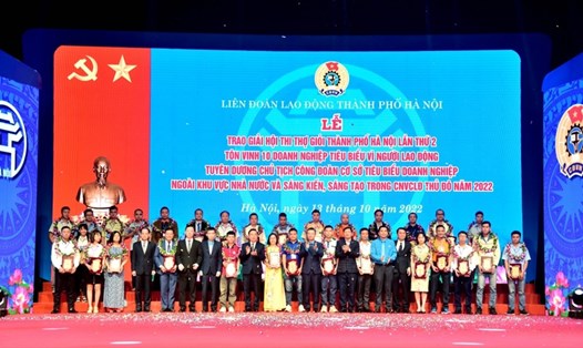 Lãnh đạo Tổng LĐLĐVN, UBND Thành phố và LĐLĐ TP.Hà Nội trao chứng nhận Sáng kiến, sáng tạo trong công nhân, viên chức, lao động Thủ đô năm 2022. Ảnh: Mai Quý