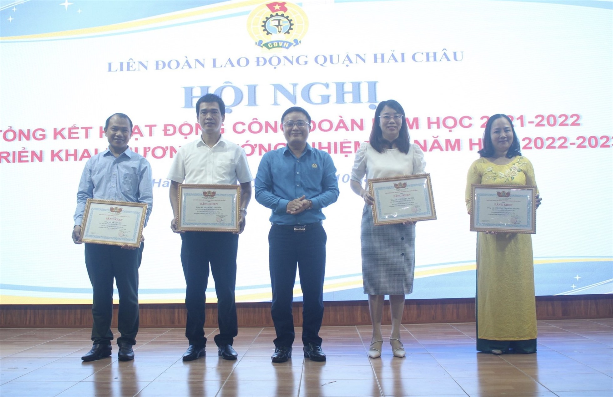 Liên đoàn Lao động quận Hải Châu khen thưởng các tập thể, cá nhân có thành tích xuất sắc trong hoạt động công đoàn trong năm học 2021 - 2022. Ảnh: T.M