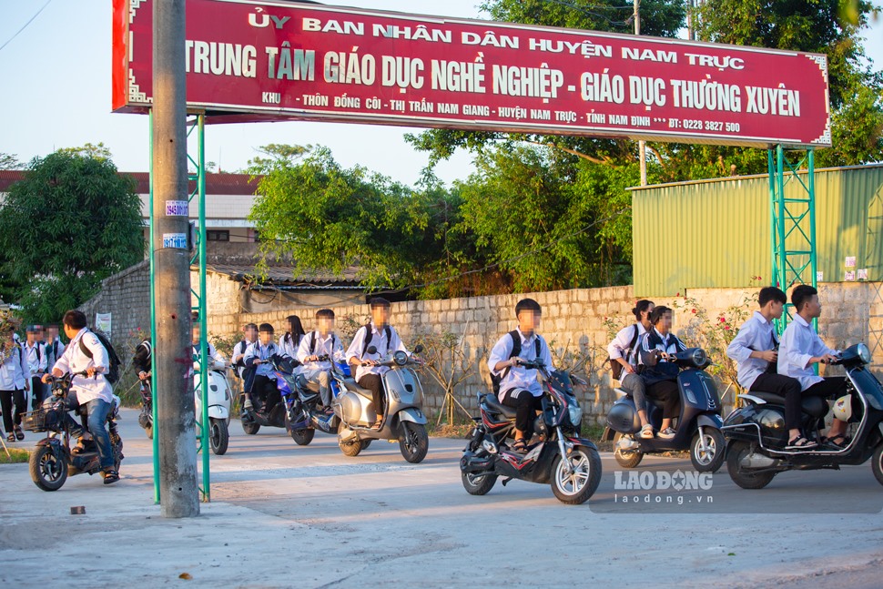 Nam Định: Nhan Nhản Học Sinh Đầu Trần Đi Xe Máy, Xe Đạp Điện Tới Trường