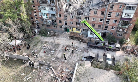 Một tòa chung cư bị hư hại nặng nề trong cuộc tấn công của Nga ở Mykolaiv, Ukraina, ngày 13.10.2022. Ảnh: Cơ quan Tình trạng Khẩn cấp Nhà nước Ukraina
