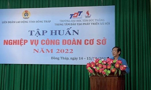 Ông Trần Hoàng Vũ, Chủ tịch LĐLĐ tỉnh Đồng Tháp phát biểu khai mạc lớp tập huấn.