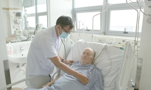 Bác sĩ Bá Cường kiểm tra, thăm khám cho bệnh nhân trước khi được chuyển viện. Ảnh: BVCC