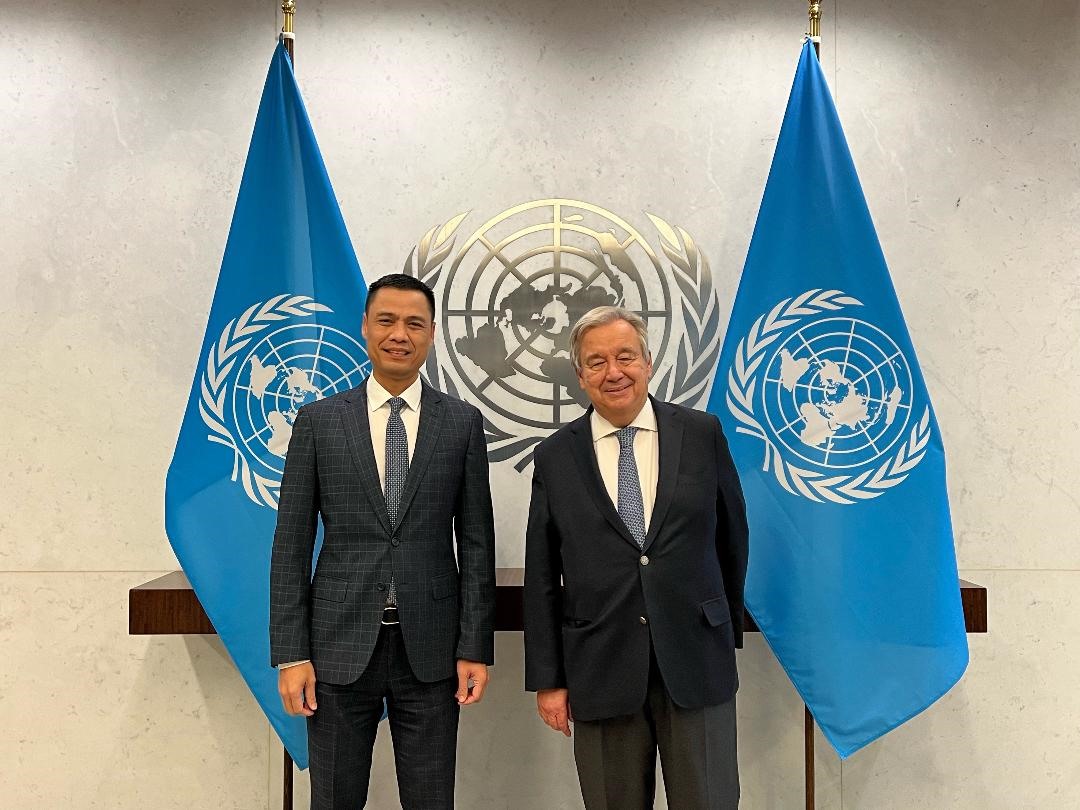 Tổng thư ký Liên Hợp Quốc Antonio Guterres (phải) và Đại sứ, Trưởng Phái đoàn Việt Nam tại Liên Hợp Quốc Đặng Hoàng Giang. Ảnh: BNG