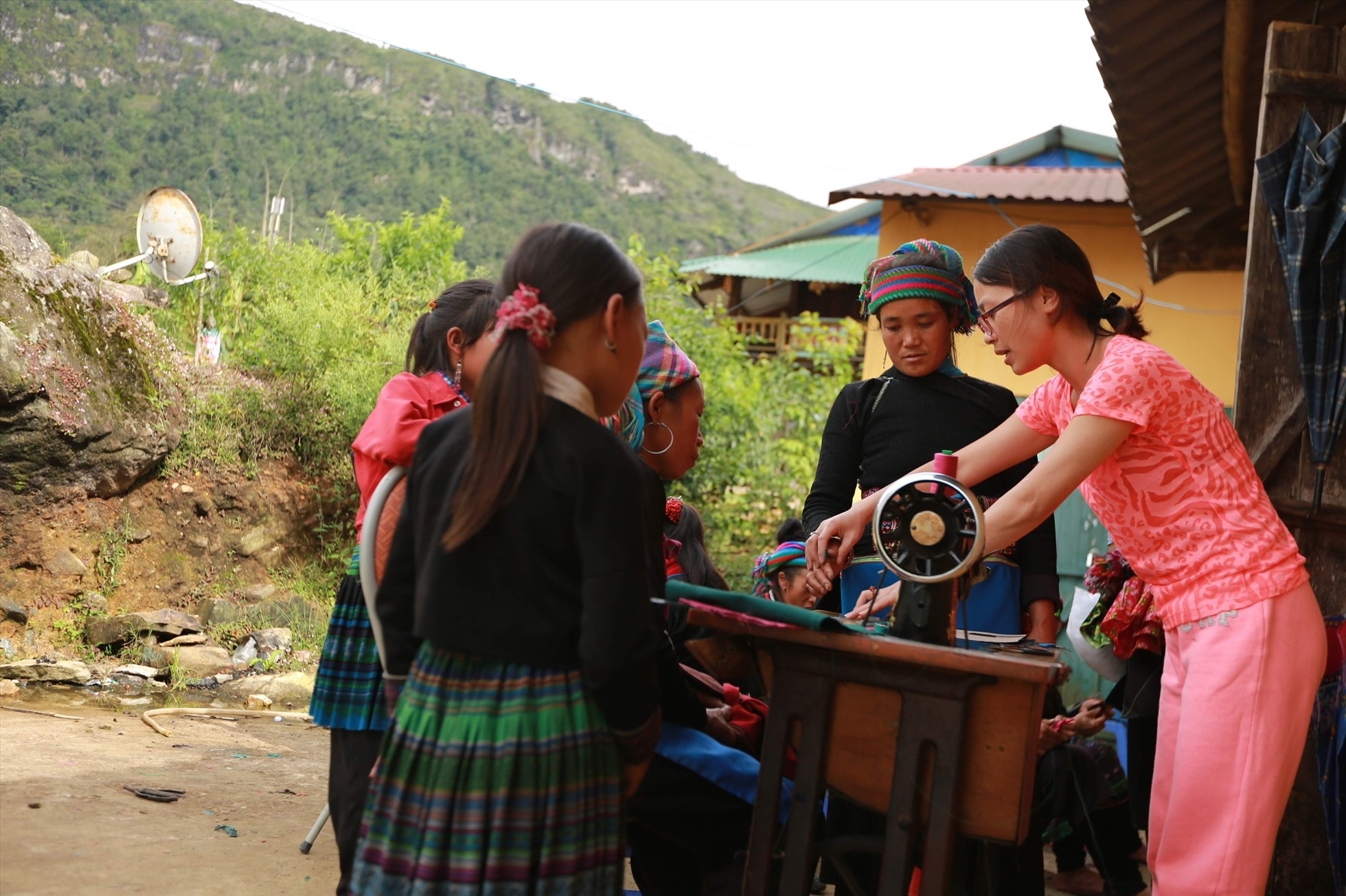 Đồng bào dân tộc thiểu số ở Y Tý, Lào Cai, học nghề may. Ảnh: Khánh Minh