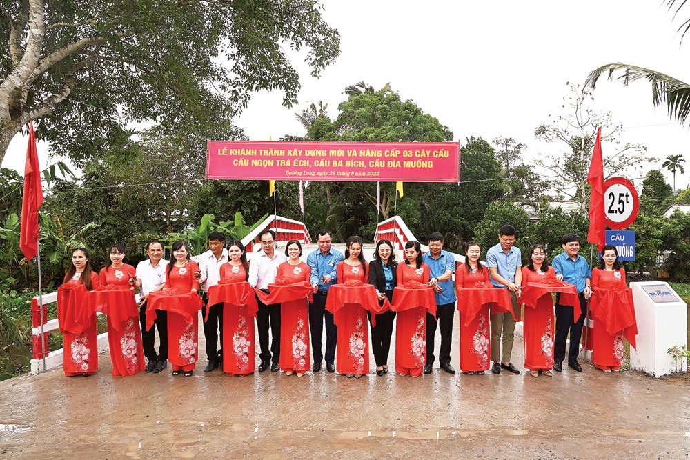 Chủ tịch Tổng LĐLĐVN Nguyễn Đình Khang, Tổng Biên tập Báo Lao Động Nguyễn Ngọc Hiển cùng lãnh đạo địa phương cắt băng khánh thành công trình 3 cầu giao thông do Quỹ XHTT TLV tài trợ xây dựng tại huyện Phong Điền (TP Cần Thơ). Ảnh: Tạ Quang